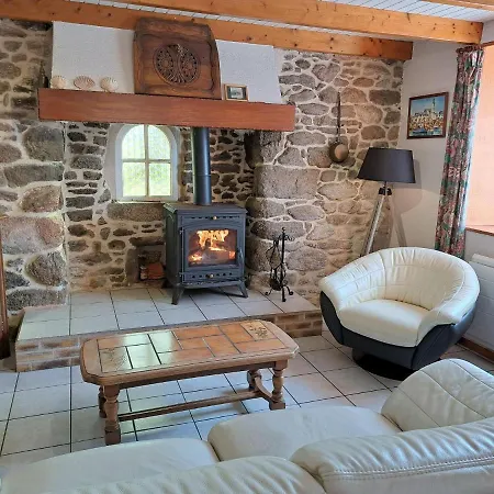 Breton Stone House Very Close To The Beach, Casa de Férias Landéda